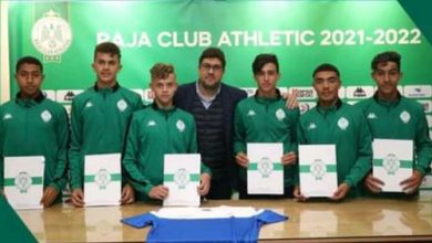 Photo of الرجاء يوقع عقودا احترافية مع 6 لاعبين