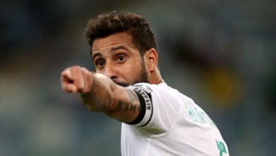 Photo of فيديو.. متولي وزملاءه يرفضون تحية الجماهير بالمكانة والقنينات تنهال عليهم من جديد