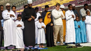 Photo of فيديو.. في سابقة تاريخية.. بلاكبيرن الإنجليزي يقيم صلاة العيد بملعبه