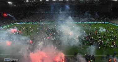 Photo of بعد نزوله إلى القسم الثاني.. جماهير سانت إيتيان تقتحم الملعب للاعتداء على اللاعبين