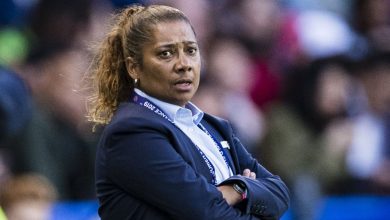 Photo of مدربة جنوب إفريقيا تتوج بجائزة الأفضل
