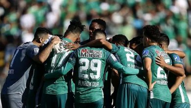 Photo of فيديو.. جماهير الرجاء تحتج بشدة وترشق اللاعبين بالقنينات احتجاجا على التعادل