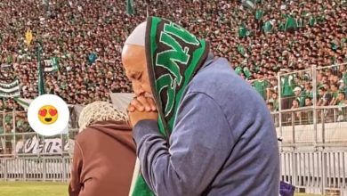 Photo of فيديو رائع.. جماهير الرجاء تتهافت على التقاط صور مع المشجع “الضرير”