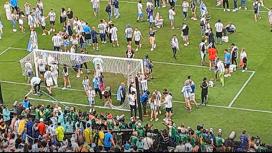 Photo of فيديو خاص.. مقربون وعائلات لاعبي الأرجنتين يمزقون شباك المرمى للاحتفاظ بأجزاء منها