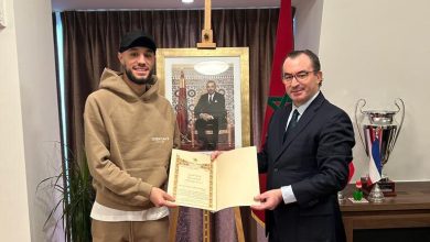 Photo of مزراوي يتسلم رسالة ملكية من قنصلية المغرب بأمستردام
