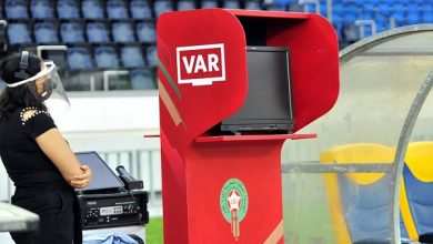 Photo of “الفار” يتعطل في قمة الرجاء والدفاع الجديدي