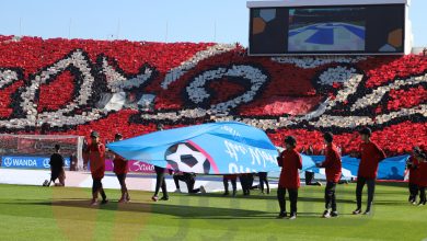 Photo of فيديو.. لقطة جميلة رحيم وأسرير يقدمان الورود للجماهير الودادية