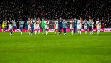 Photo of إيقاف مباراة بورنموث ولوتون بسبب سقوط مروع لقائد الأخير