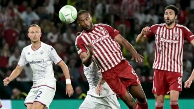 Photo of الكعبي يتسلم جائزة أفضل لاعب في نهائي أولمبياكوس وفيورنتينا